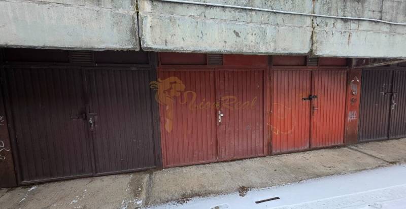 Samostatná garáž Bodvianska, Vrakuňa - Garáže Bratislava - Vrakuňa na Bodvianskej ulici s kovovými dverami a betónovým podkladom.