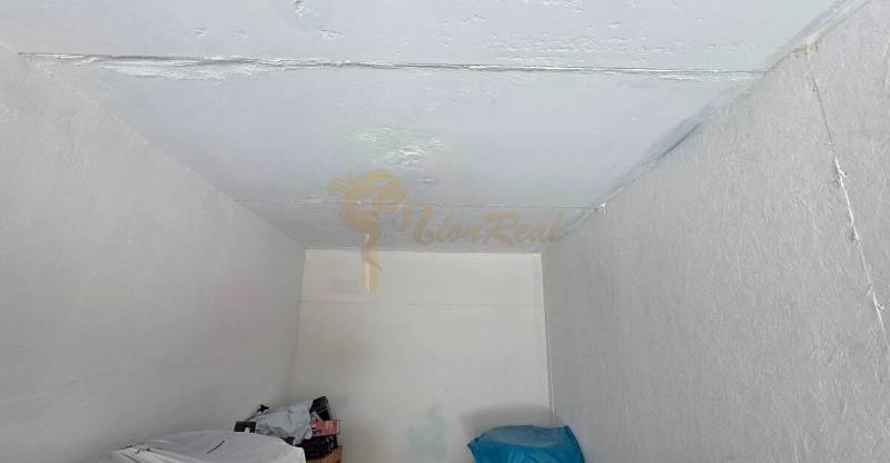 Samostatná garáž Bodvianska, Vrakuňa - Úložný priestor v garáži s bielou omietkou na stenách a strope.