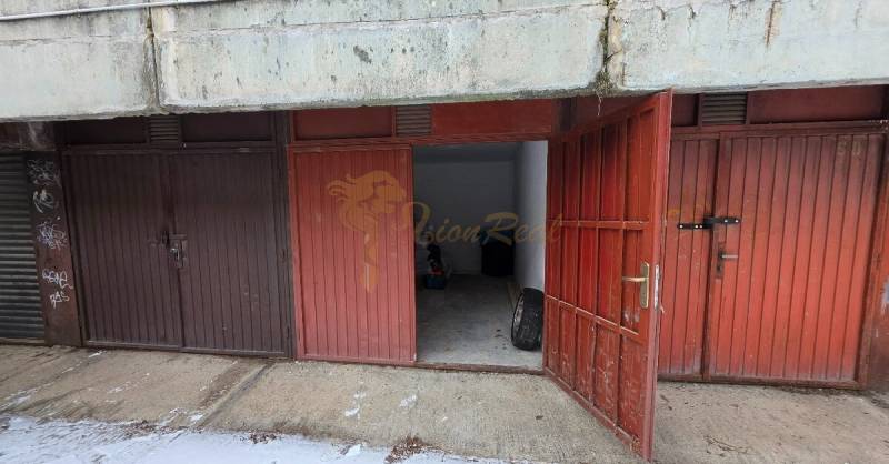 Samostatná garáž Bodvianska, Vrakuňa - Otvorené garáže na Bodvianskej ulici v Bratislave - Vrakuni, vnútri pneumatiky.