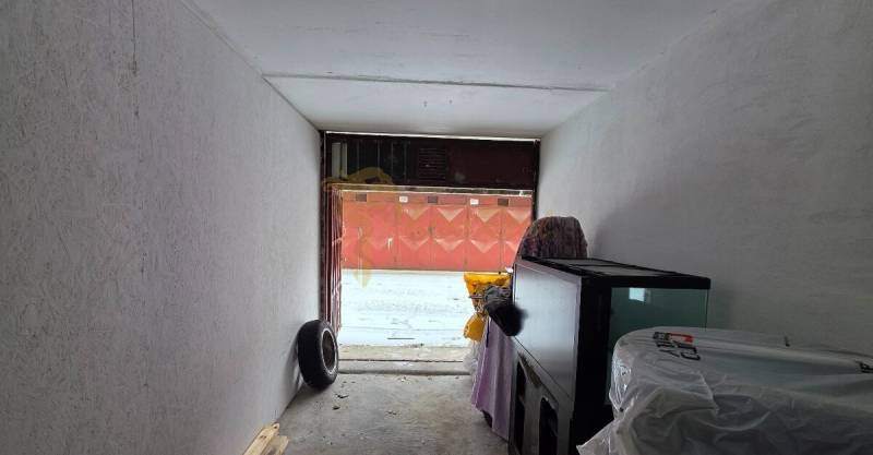 Samostatná garáž Bodvianska, Vrakuňa - Interiér garáže s uloženými predmetmi a otvorenými dverami na Bodvianskej ulici, Bratislava - Vrakuňa.