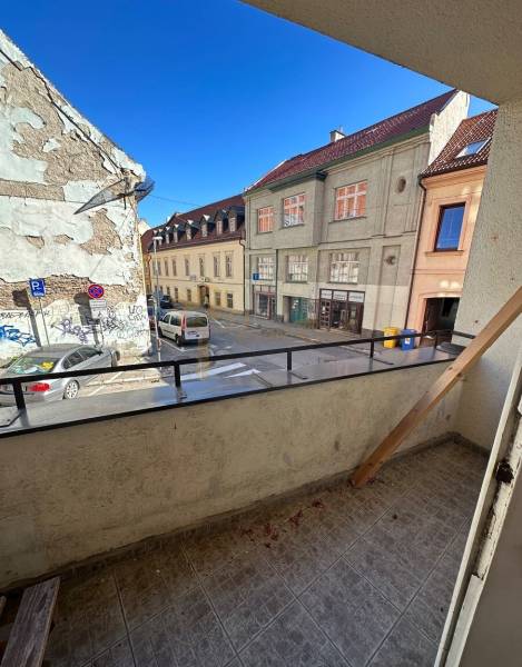 3,5 izb. byt v priamo centre Bratislavy na pešej zóne - Balkón s výhľadom na Štetinovú ulicu v Bratislave - Starom Meste, dlažba na podlahe.