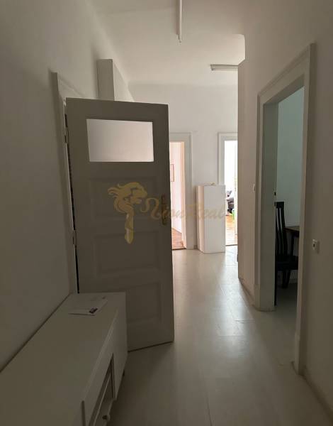 3,5 izb. byt v priamo centre Bratislavy na pešej zóne - Chodba so svetlou podlahou v 4-izbovom byte, otvorené dvere do izby.