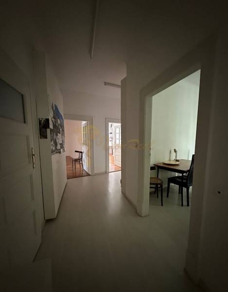 3,5 izb. byt v priamo centre Bratislavy na pešej zóne - Chodba a jedálenský kút v 4-izbovom byte s pohľadom do miestnosti.