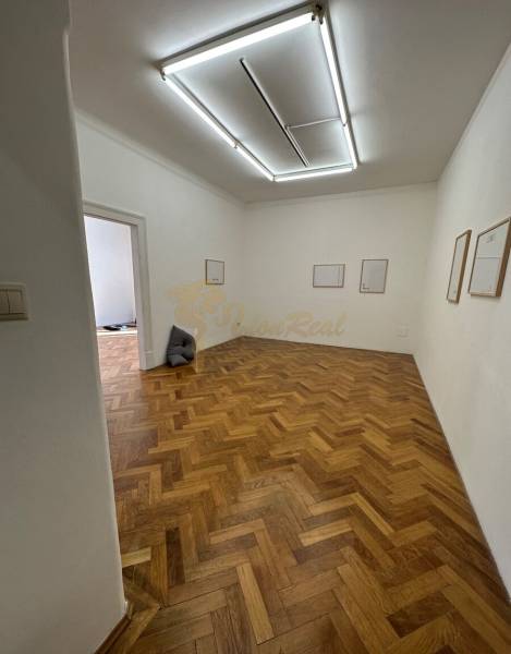 3,5 izb. byt v priamo centre Bratislavy na pešej zóne - Chodba v 4-izbovom byte s bielymi stenami a podlahou s dreveným dekorom.