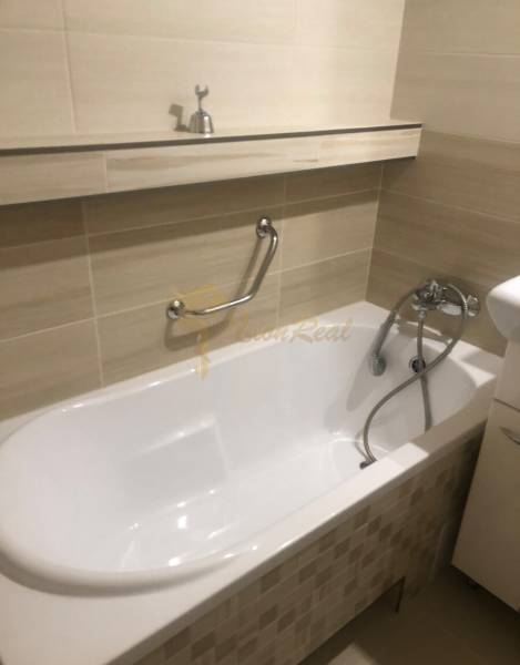 1-izb. byt na ul. Račianska, Nové Mesto s lodžiou - Kúpeľňa s vaňou v 1-izbovom byte, neutrálne dlaždice, batéria s hadicou.