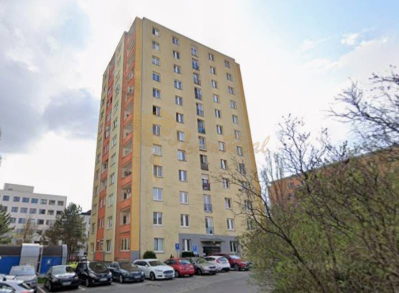 1-izb. byt na ul. Račianska, Nové Mesto s lodžiou - Desaťposchodová bytovka na Račianskej ulici v Bratislave - Nové Mesto.