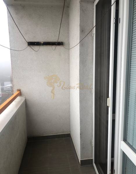 1-izb. byt na ul. Račianska, Nové Mesto s lodžiou - Balkón 1-izbového bytu s dlažbou a šnúrkou na prádlo.