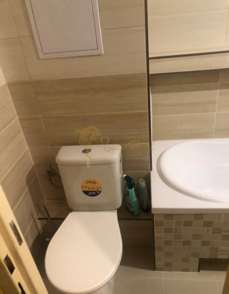 1-izb. byt na ul. Račianska, Nové Mesto s lodžiou - Kúpeľňa v 1-izbovom byte so záchodom a umývadlom, obkladané kachličkami.