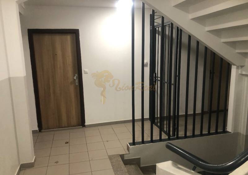 1-izb. byt na ul. Račianska, Nové Mesto s lodžiou - Vstupná chodba a schodisko s dlažbou, zasadené v obytnom priestore.