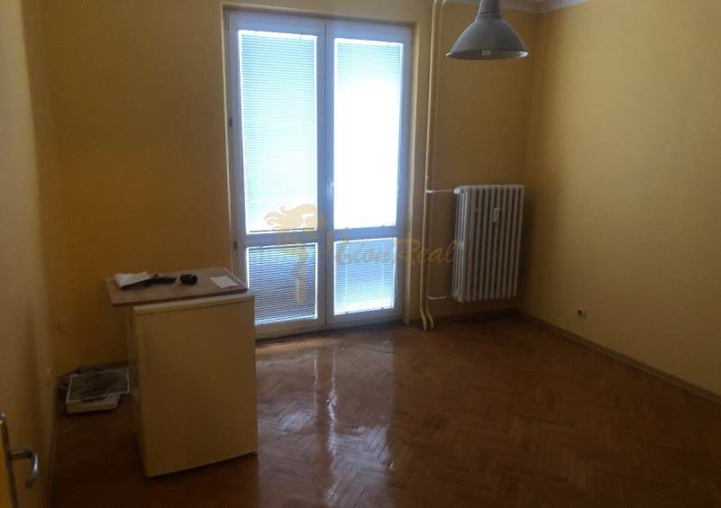 1-izb. byt na ul. Račianska, Nové Mesto s lodžiou - Izba v 1-izbovom byte s podlahou s dreveným dekorom a balkónovými dverami.