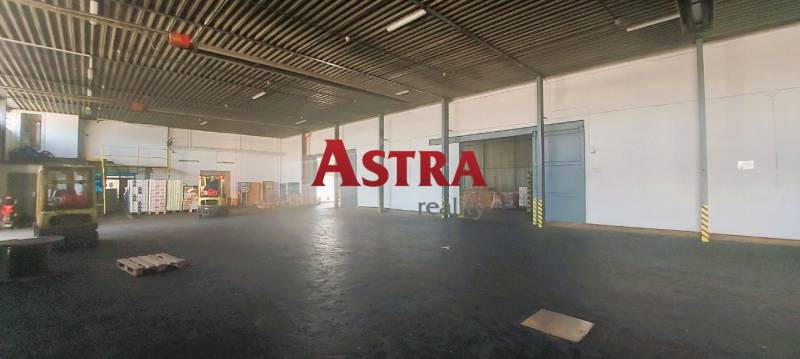 NA PRENÁJOM SKLAD 997 m2, KOŠICE - JUH - Priestory skladu s vysokým stropom a uskladneným tovarom, Sklady a haly.