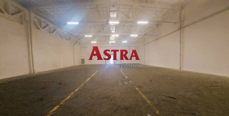 NA PRENÁJOM SKLAD 632 m2, KOŠICE - JUH - Prostorné Sklady a haly s bielymi stenami, rovnou podlahou a osvetlením zhora.