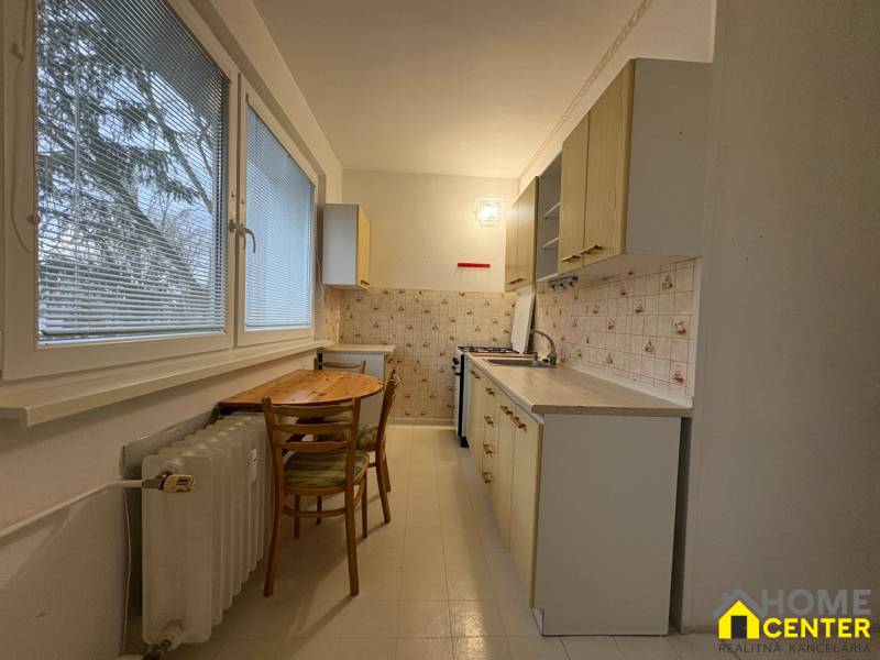 R E Z E R V O V A N Ý 3 izbový byt s balkónom , Košická, Komárno - Kuchyňa v 3-izbovom byte s jednoduchým zariadením a oknami s výhľadom.