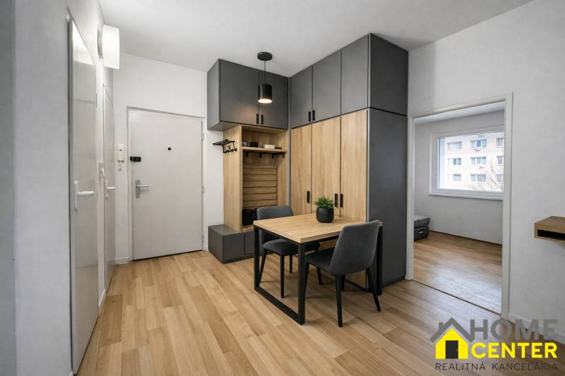 R E Z E R V O V A N Ý 3 izbový byt s balkónom , Košická, Komárno - Predsieň 3-izbového bytu s podlahou s dreveným dekorom a vstavanými skriňami.