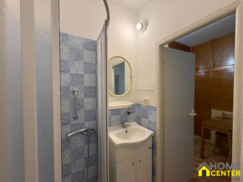 R E Z E R V O V A N Ý 3 izbový byt s balkónom , Košická, Komárno - Kúpeľňa v 3-izbovom byte s modrými obkladmi a sprchovým kútom.