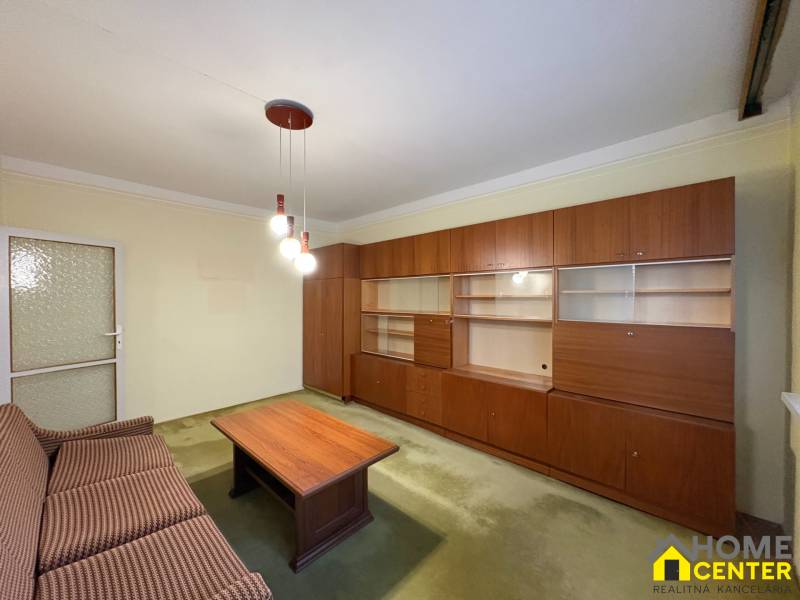 R E Z E R V O V A N Ý 3 izbový byt s balkónom , Košická, Komárno - Obývacia izba v 3-izbovom byte s drevenou stenovou zostavou a gaučom.