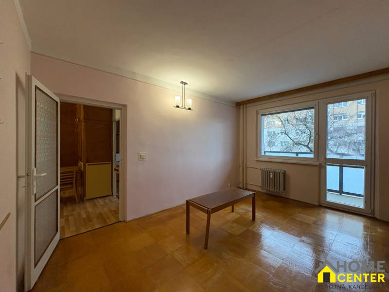 R E Z E R V O V A N Ý 3 izbový byt s balkónom , Košická, Komárno - 3-izbový byt s podlahou s dreveným dekorom, stôl, balkónové dvere.