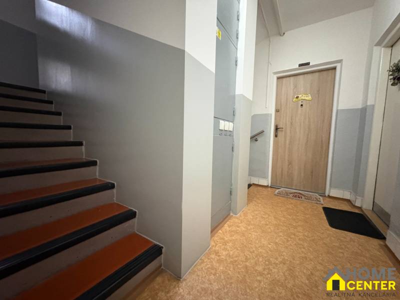 R E Z E R V O V A N Ý 3 izbový byt s balkónom , Košická, Komárno - Schodisko a vstupné dvere v 3-izbovom byte s podlahou s dreveným dekorom.