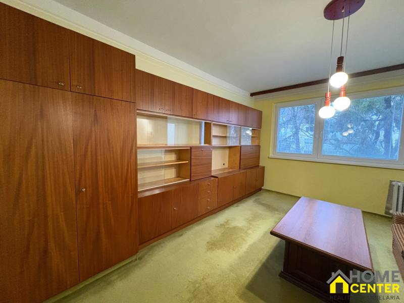 R E Z E R V O V A N Ý 3 izbový byt s balkónom , Košická, Komárno - Obývacia izba s dreveným nábytkom a kobercom v 3-izbovom byte.