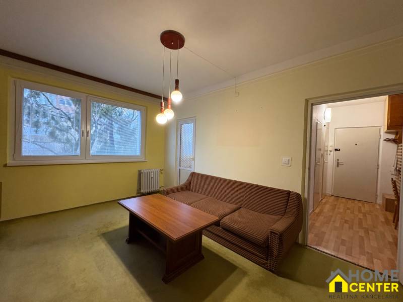 R E Z E R V O V A N Ý 3 izbový byt s balkónom , Košická, Komárno - Obývacia izba v 3-izbovom byte s pohovkou a stolom.