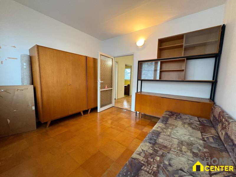 R E Z E R V O V A N Ý 3 izbový byt s balkónom , Košická, Komárno - Miestnosť v 3-izbovom byte s nábytkom z dreva a podlahou s dreveným dekorom.