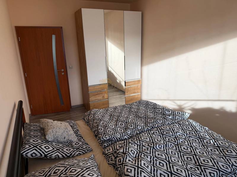 4-izb. byt, Wolkrova, Petržalka, 7.p./8 - Spálňa v 4-izbovom byte s posteľou, šatníkovou skriňou a dverami.