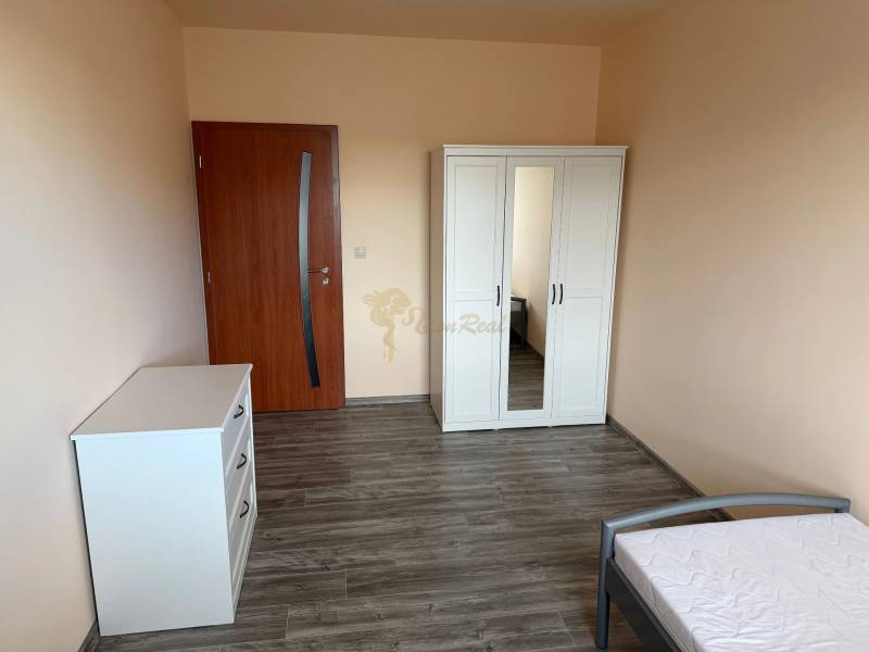 4-izb. byt, Wolkrova, Petržalka, 7.p./8 - Izba v 4-izbovom byte s podlahou s dreveným dekorom, skriňou a komodou.