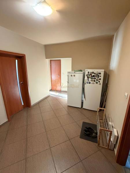 4-izb. byt, Wolkrova, Petržalka, 7.p./8 - Vstupná chodba 4-izbového bytu s chladničkou a botníkom na dlažbe.