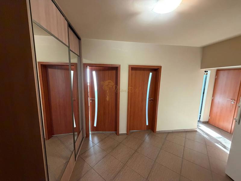 4-izb. byt, Wolkrova, Petržalka, 7.p./8 - Vstupná hala so zrkadlovou skriňou a dverami v 4-izbovom byte.