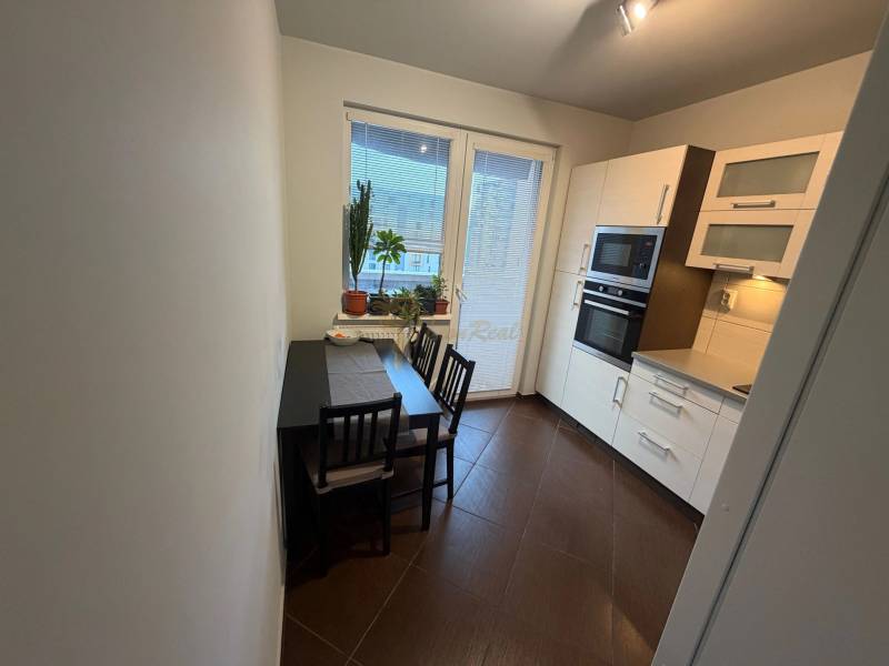 4-izb. byt, Wolkrova, Petržalka, 7.p./8 - Kuchyňa v 4-izbovom byte s jedálenským stolom a vstavanými spotrebičmi.