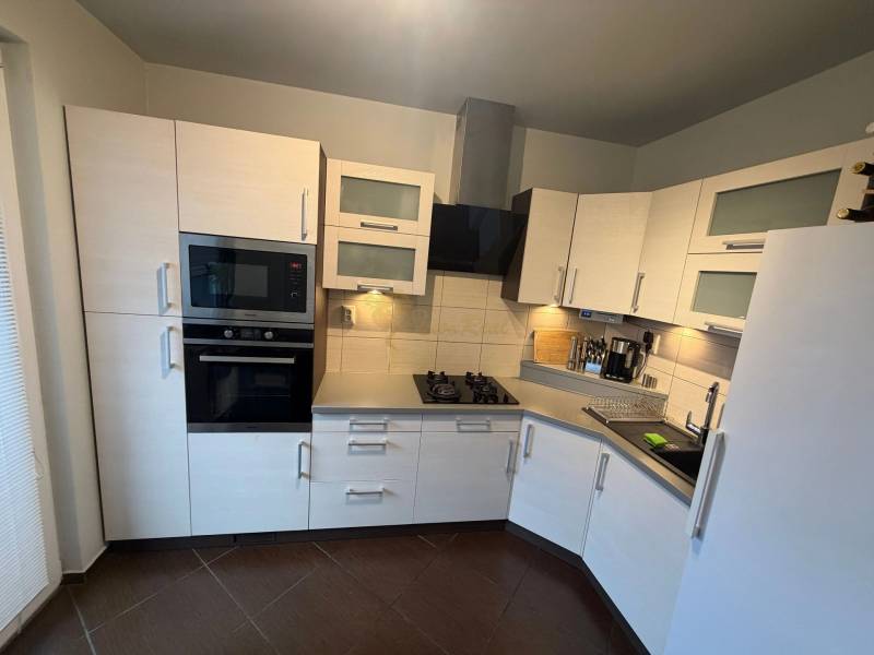 4-izb. byt, Wolkrova, Petržalka, 7.p./8 - Kuchyňa v 4-izbovom byte s rohovou linkou a zabudovanými spotrebičmi.