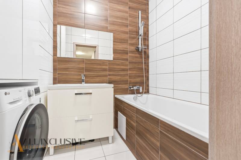 Na predaj moderný 2-izb. byt s loggiou vo Vrábľoch - Kúpeľňa v 2-izbovom byte s vaňou, umývadlom a práčkou. Využitie dreveného dekoru.