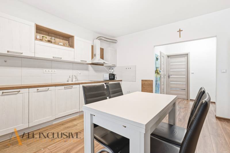 Na predaj moderný 2-izb. byt s loggiou vo Vrábľoch - Kuchyňa v 2-izbovom byte so svetlými skrinkami a podlahou s dreveným dekorom.