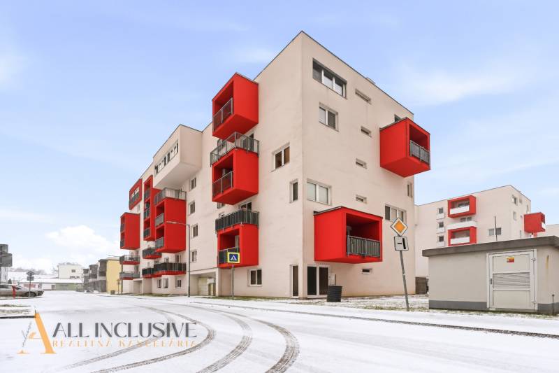 Na predaj moderný 2-izb. byt s loggiou vo Vrábľoch - Exteriér bytového domu s červenými balkónmi vo Vrábľoch, ideálny pre 2-izbový byt.