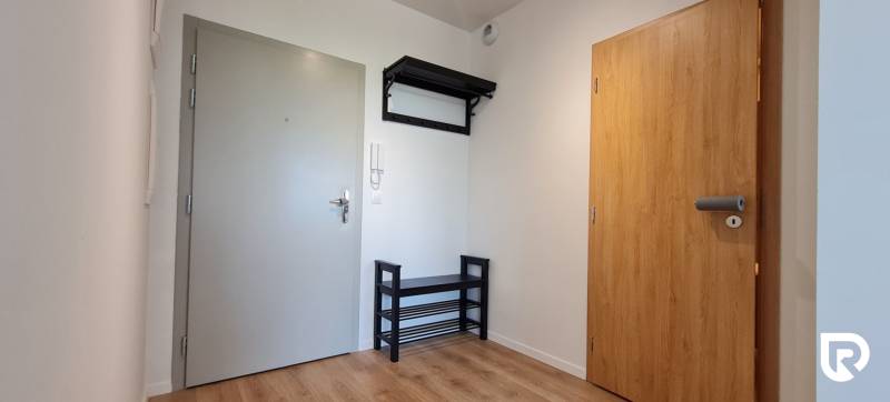 Zariadený 2-izb. byt v novostavbe v Ružinove - Ovocné sady - Vstupná predsieň s vešiakom v 2-izbovom byte. Drevený dekor podlahy.