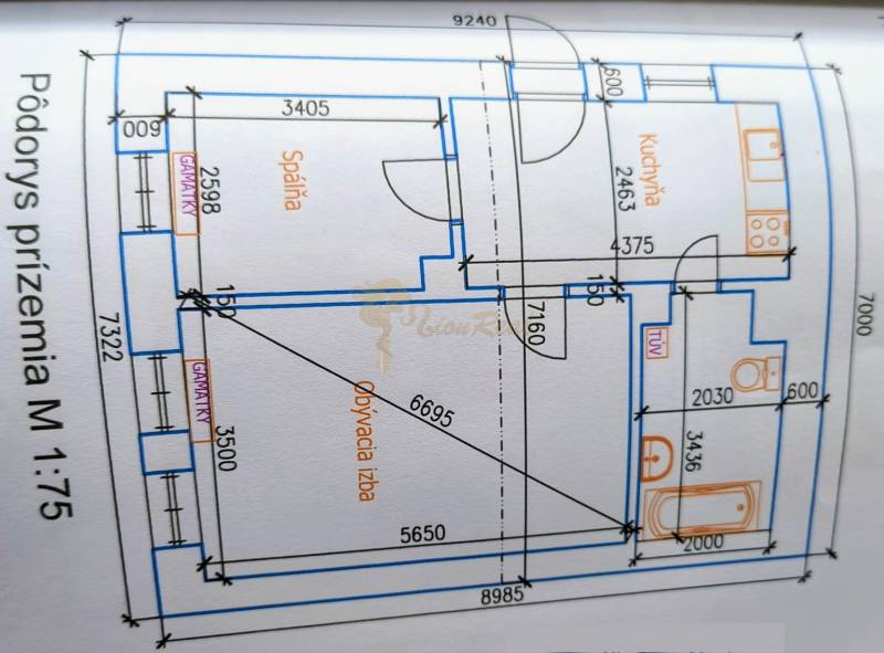 Rodinný dom Svätý Jur, centrum, pôvodný stav - Pôdorys prízemia rodinného domu s kuchyňou, spálňou a obývacou izbou.