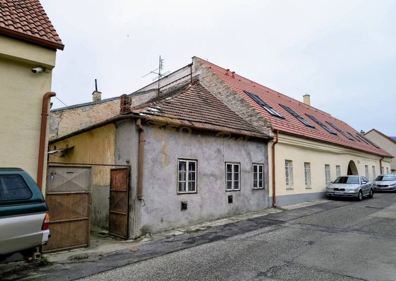Rodinný dom Svätý Jur, centrum, pôvodný stav - Rodinný dom na Felcánovej ulici v Svätom Jure s jednoduchou fasádou.