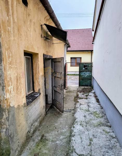 Rodinný dom Svätý Jur, centrum, pôvodný stav - Starší rodinný dom na Felcánovej ulici v Svätom Jure s ošúchanou fasádou.