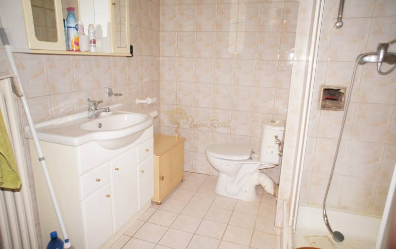 Veľký 1-izb. byt v tehlovom dome, Miletičova ul., Ružinov  - Kúpeľňa v 1-izbovom byte s umývadlom, toaletou a sprchovacím kútom.