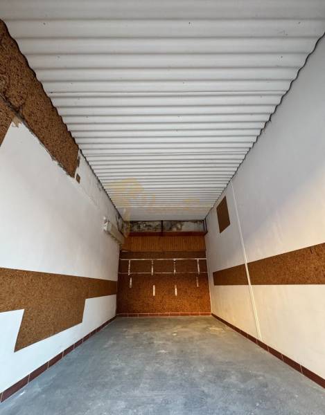 Garáž Bebravská ul., Vrakuňa s pozemkom - Interiér garáže s bielym stropom a hnedými stenami v lokalite Bebravská, Bratislava - Vrakuňa.