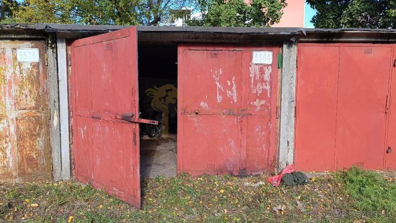 Garáž, Agátova, Dúbravka s pozemkom - Otvorené dvere na červenej garáži na Agátovej ulici v Bratislave - Dúbravke.