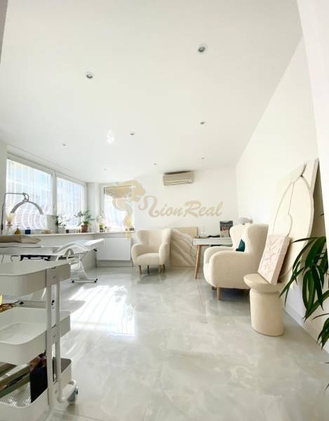 4-izb. byt, Cabanova ul., Dúbravka so samostatným vstupom - Svetlý 4-izbový byt s nábytkom na ulici Cabanova, ideálny pre bývanie.