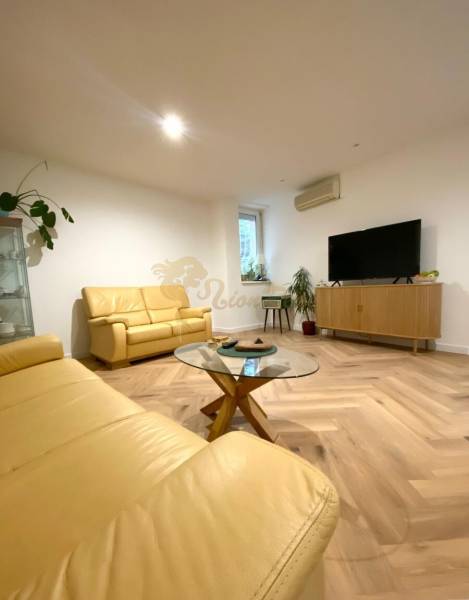 4-izb. byt, Cabanova ul., Dúbravka so samostatným vstupom - Svetlá obývačka, kožené sedačky, presklený stolík, vzdušný 4-izbový byt, lokalita Cabanova.