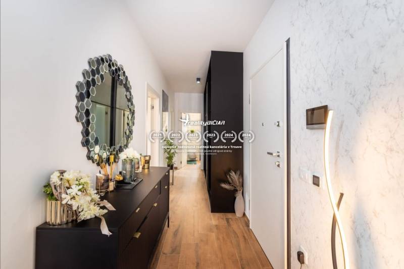 ZATON - Apartmán so záhradou - na predaj  - Chodba s podlahou s dreveným dekorom a štýlovým zrkadlom v rekreačnom apartmáne.