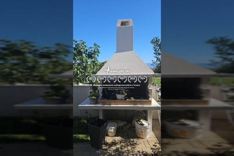 ZATON - Apartmán so záhradou - na predaj  - Exteriér Rekreačného apartmánu v Ninskom Zatone s grilom a zeleňou na terase.