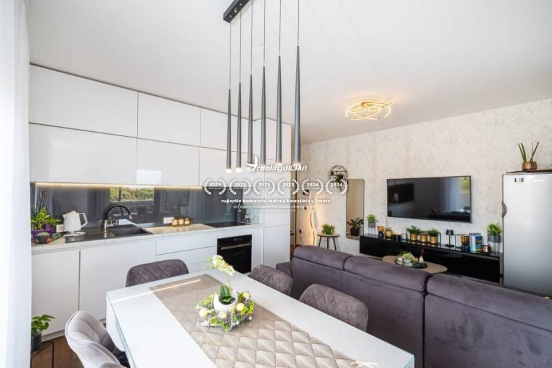 ZATON - Apartmán so záhradou - na predaj  - Rekreačný apartmán s elegantnou kuchyňou, jedálenským stolom a pohodlným sedacím kútom.