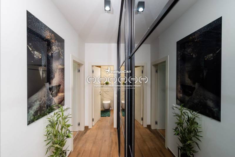 ZATON - Apartmán so záhradou - na predaj  - Chodba v rekreačnom apartmáne s podlahou s dreveným dekorom, obrazmi a zrkadlami.