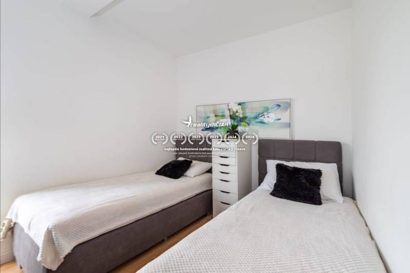 ZATON - Apartmán so záhradou - na predaj  - Dve jednolôžkové postele a komoda v Rekreačnom apartmáne s podlahou s dreveným dekorom.