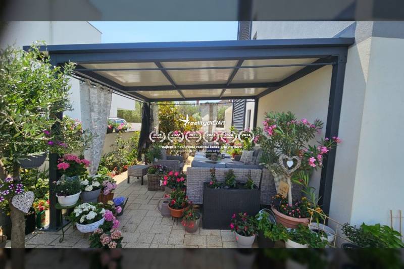 ZATON - Apartmán so záhradou - na predaj  - Záhrada s posedením a rastlinami pri rekreačnom apartmáne na ulici Zaton v Ninu.