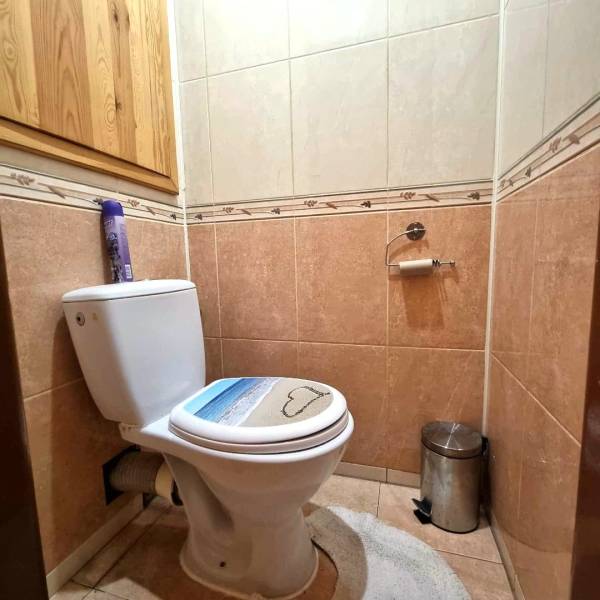 Pekný 2 izbový byt na prenájom - Malacky - Kúpeľňa v 2-izbovom byte s keramickými obkladmi a toaletou.